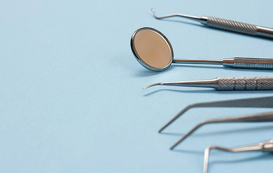 Presupuestos adaptados movil Herramientas odontológicas sobre bandeja estéril en Centro Dental Garibai