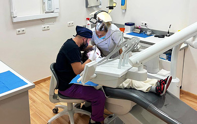 Un solo especialista, una atención más humana movil Dentista trabajando con equipo de última tecnología en clínica dental en Donostia